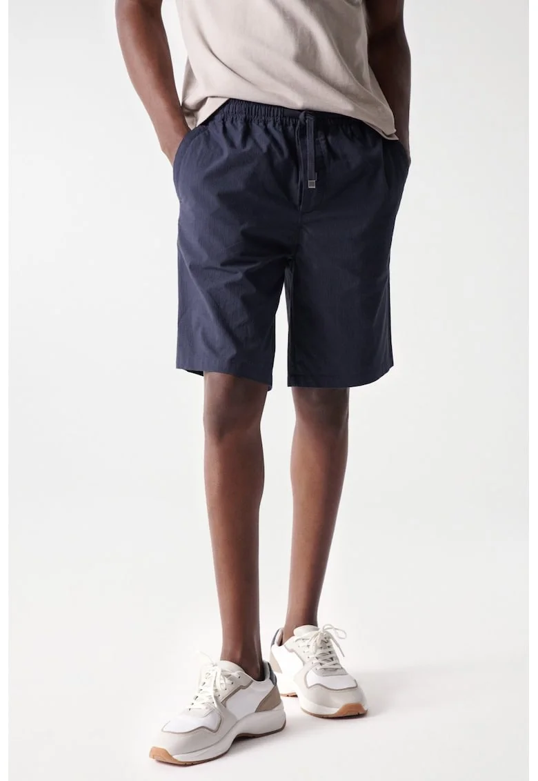 - Pantaloni scurti din bumbac cu buzunar aplicat pe spate