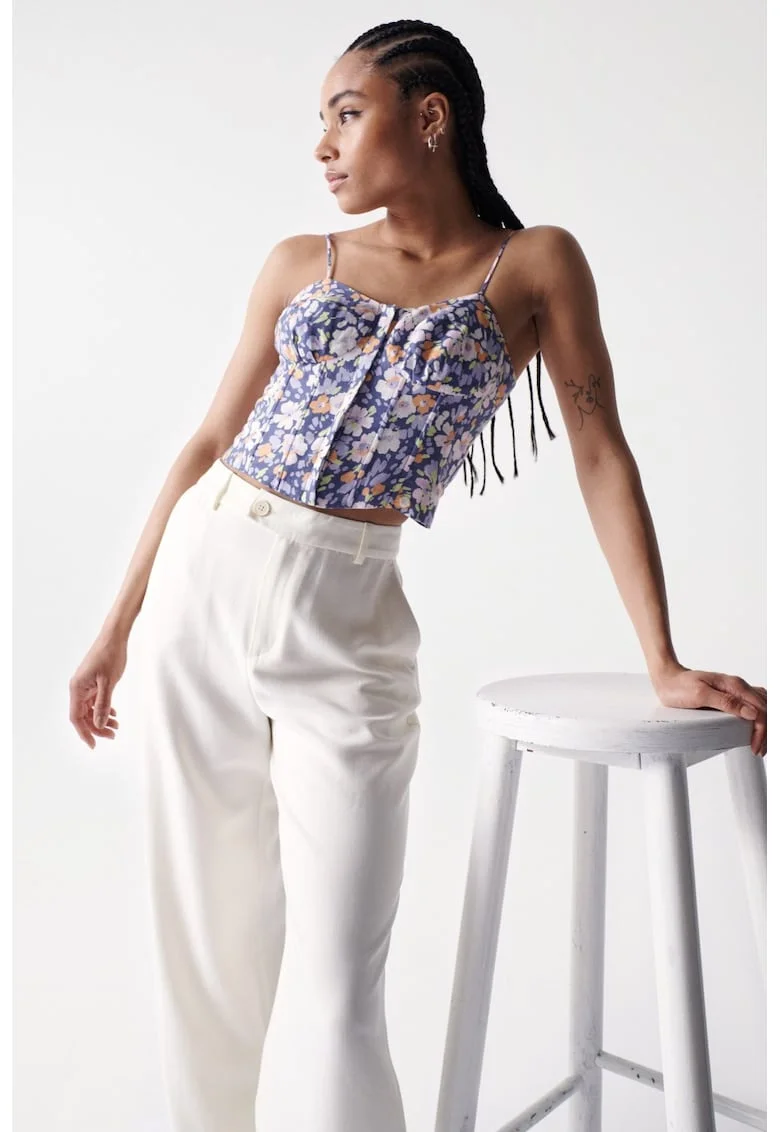 Top cu model floral din amestec de in