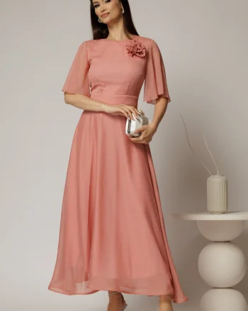 Rochie DY Fashion lunga roz din voal cu fir lurex in clos cu accesoriu la bust