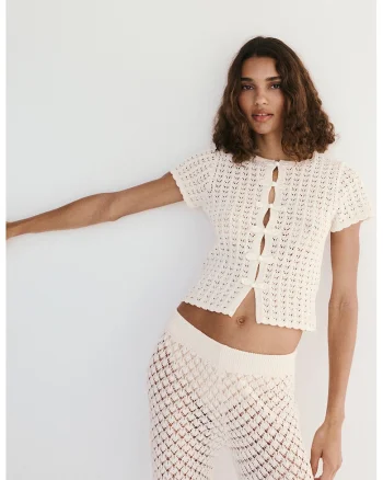 Bluza cu maneci scurte, aplicatii cu funda si perforatii, Crem