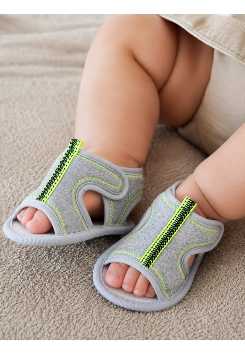 Sandale bebe gri deschis tip sport cu verde neon, usoare si flexibile vara