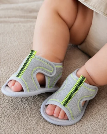Sandale bebe gri deschis tip sport cu verde neon, usoare si flexibile vara