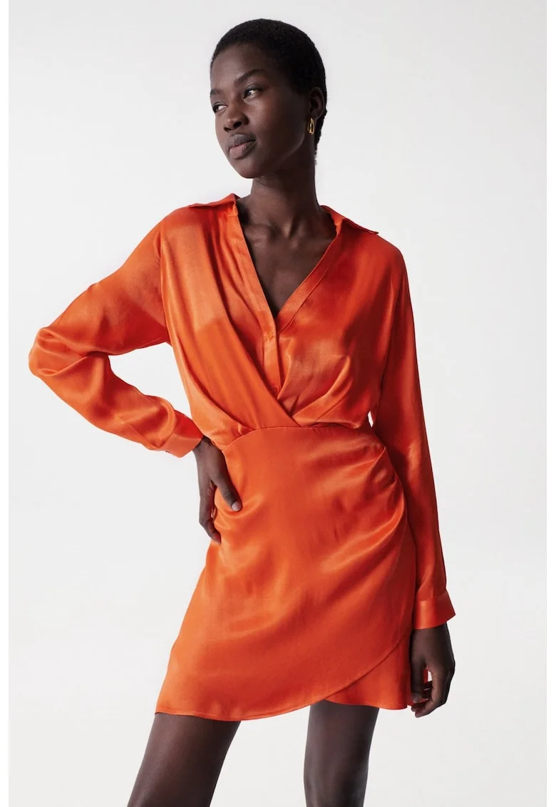 Rochie mini cu aspect satinat