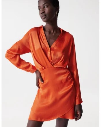 Rochie mini cu aspect satinat