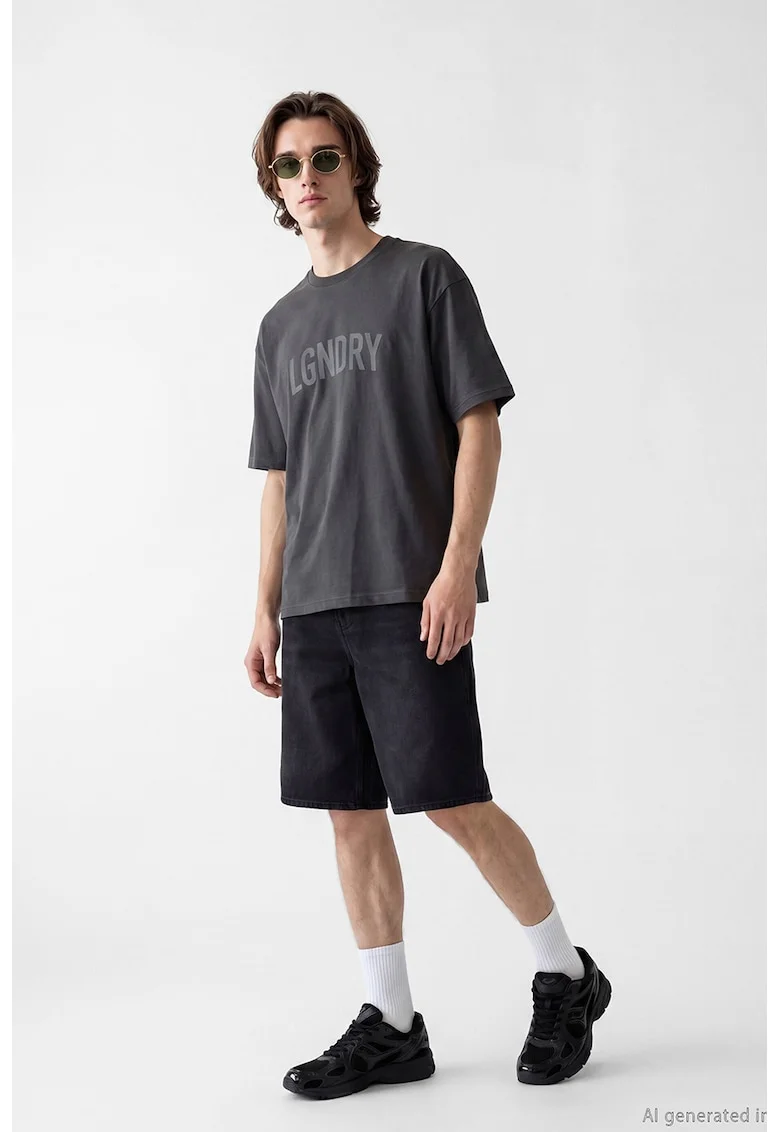 Tricou cu decolteu la baza gatului si text, Gri inchis