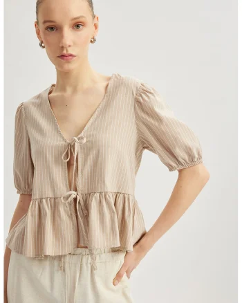Bluza cu decolteu in V, model cu dungi si snururi, Bej