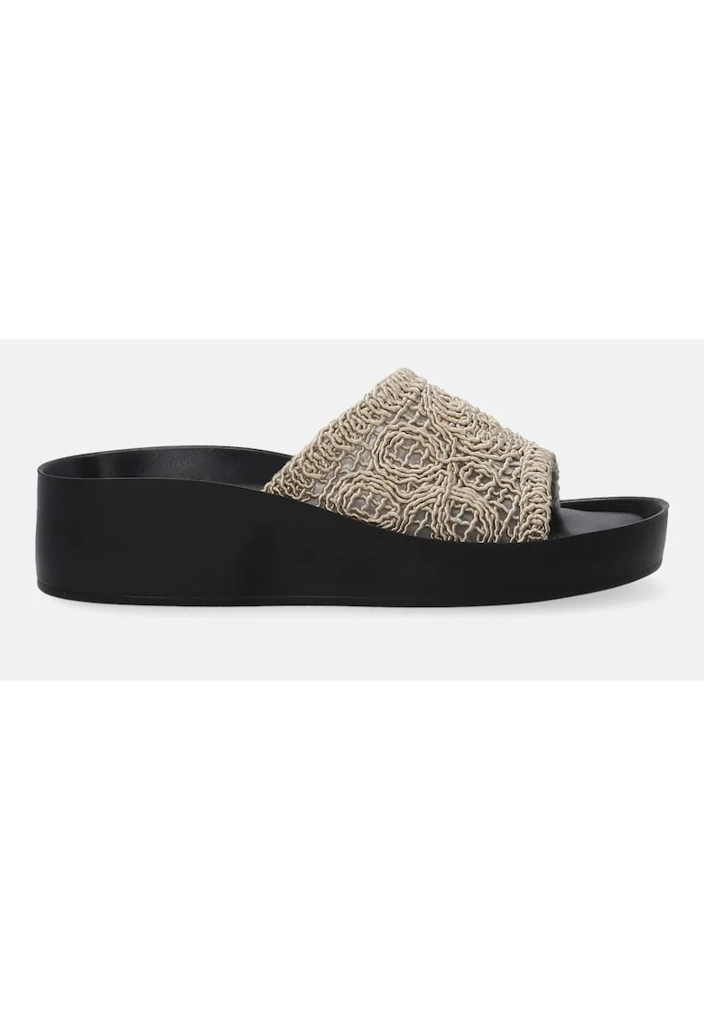 Papuci cu talpa wedge si detaliu cu aspect crosetat