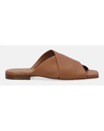 Papuci din piele cu aspect petrecut