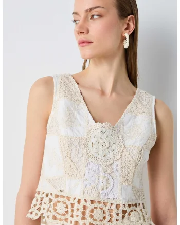 Bluza crop din dantela crosetata, Alb/Maro nisip