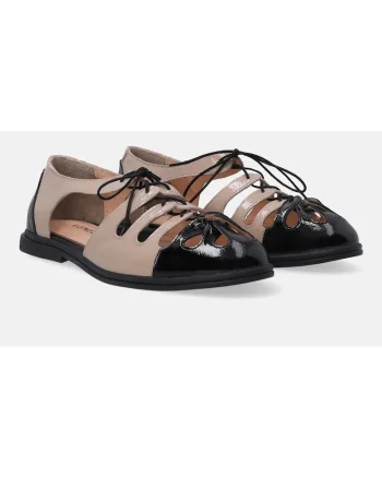 Pantofi din piele lacuita cu decupaje
