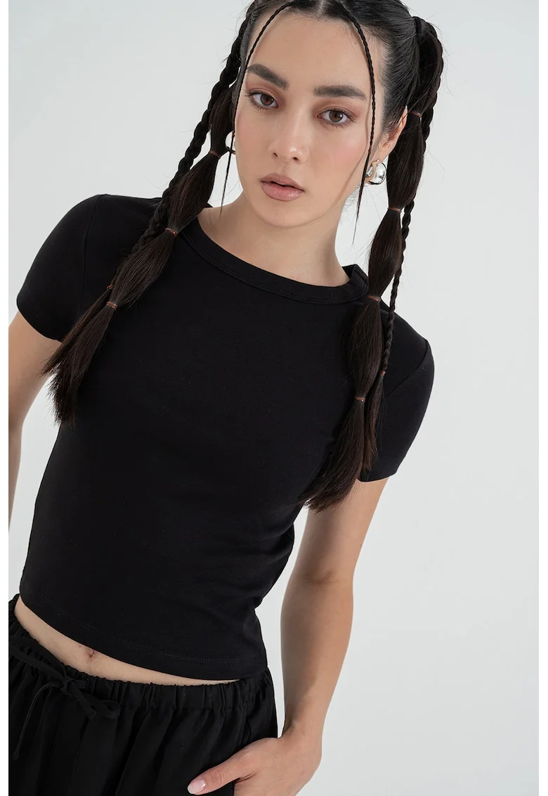 Tricou crop din amestec de bumbac organic cu decolteu rotund, Negru