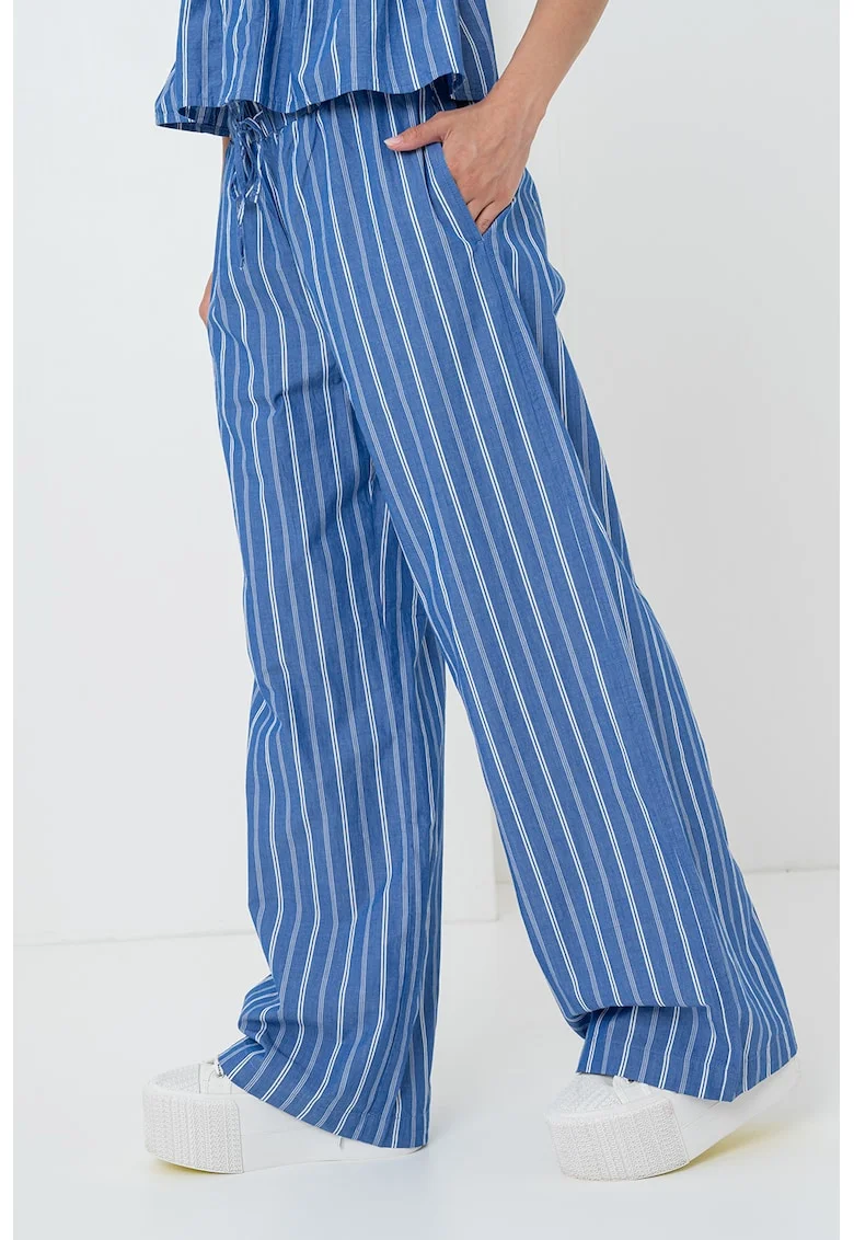 Pantaloni din amestec de bumbac organic cu croiala ampla si dungi, Alb/Albastru inchis