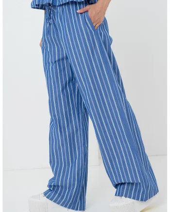 Pantaloni din amestec de bumbac organic cu croiala ampla si dungi, Alb/Albastru inchis