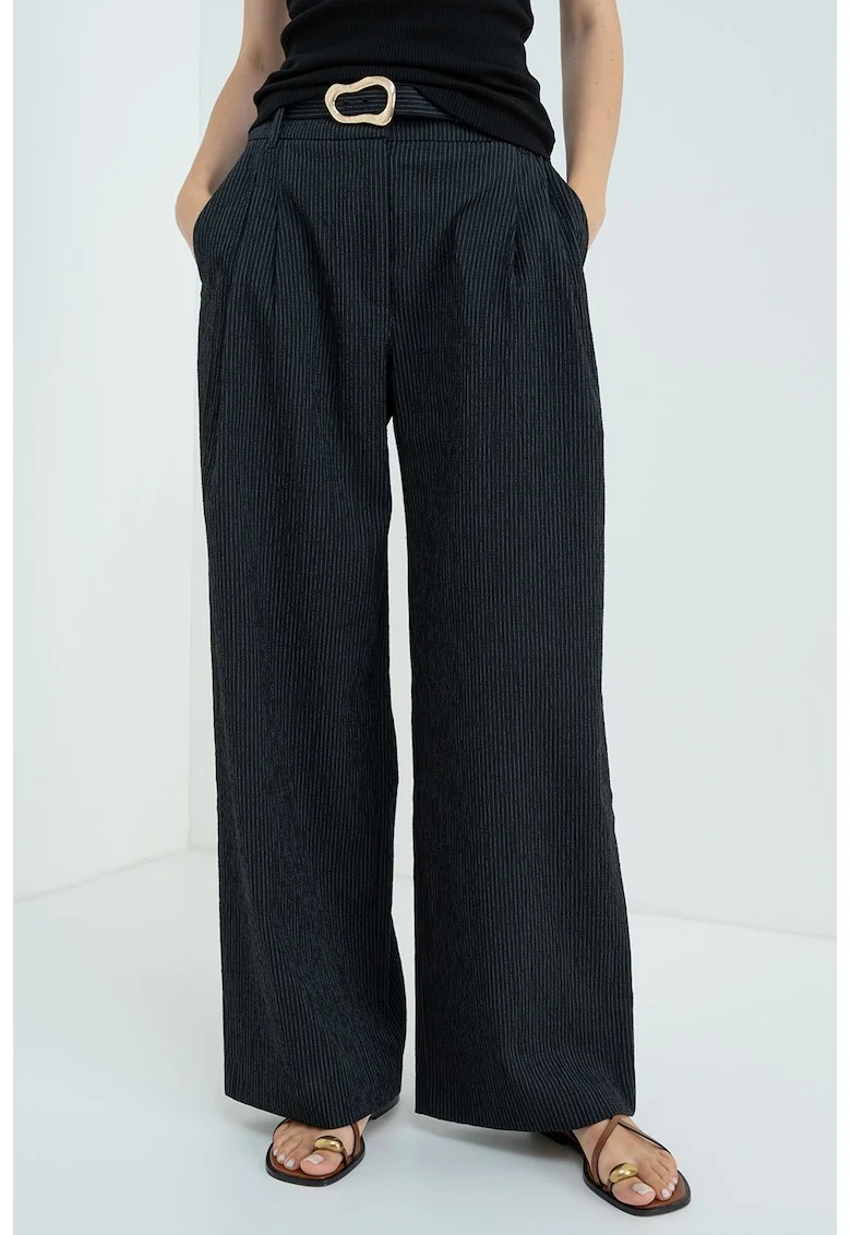 Pantaloni cu croiala ampla, model in dungi si curea asortata, Negru/Alb optic