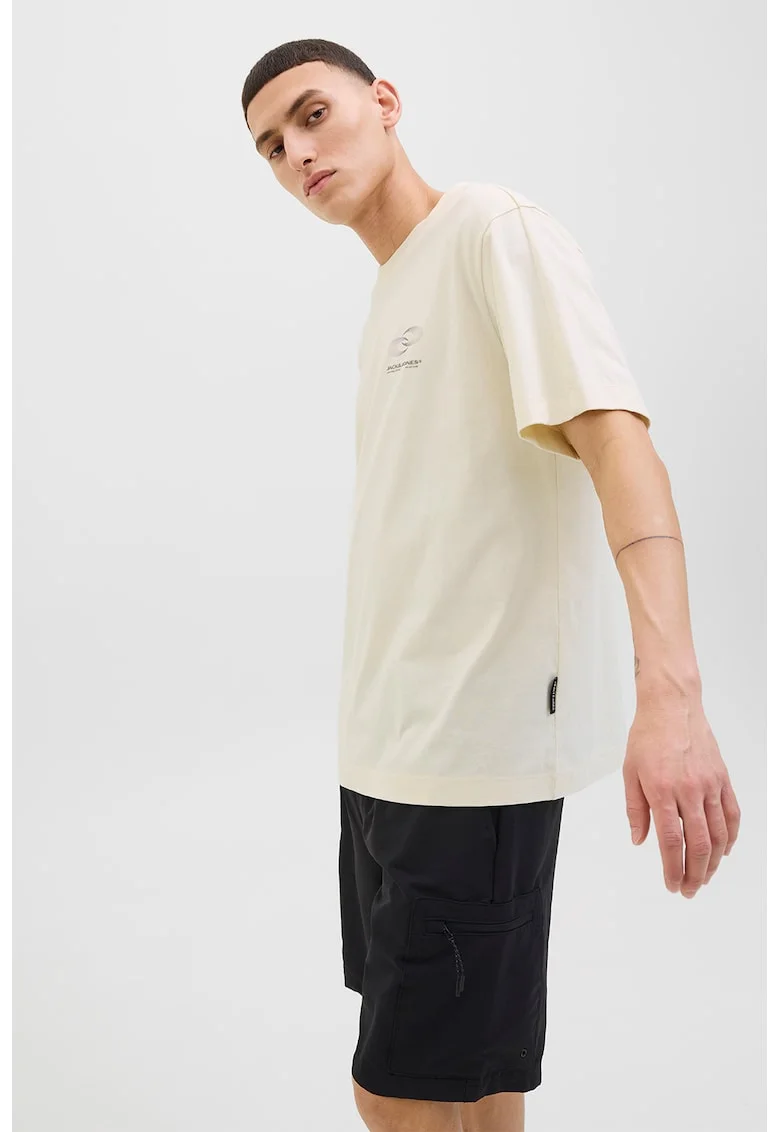 Tricou cu logo discret pe piept si decolteu la baza gatului, Bej deschis