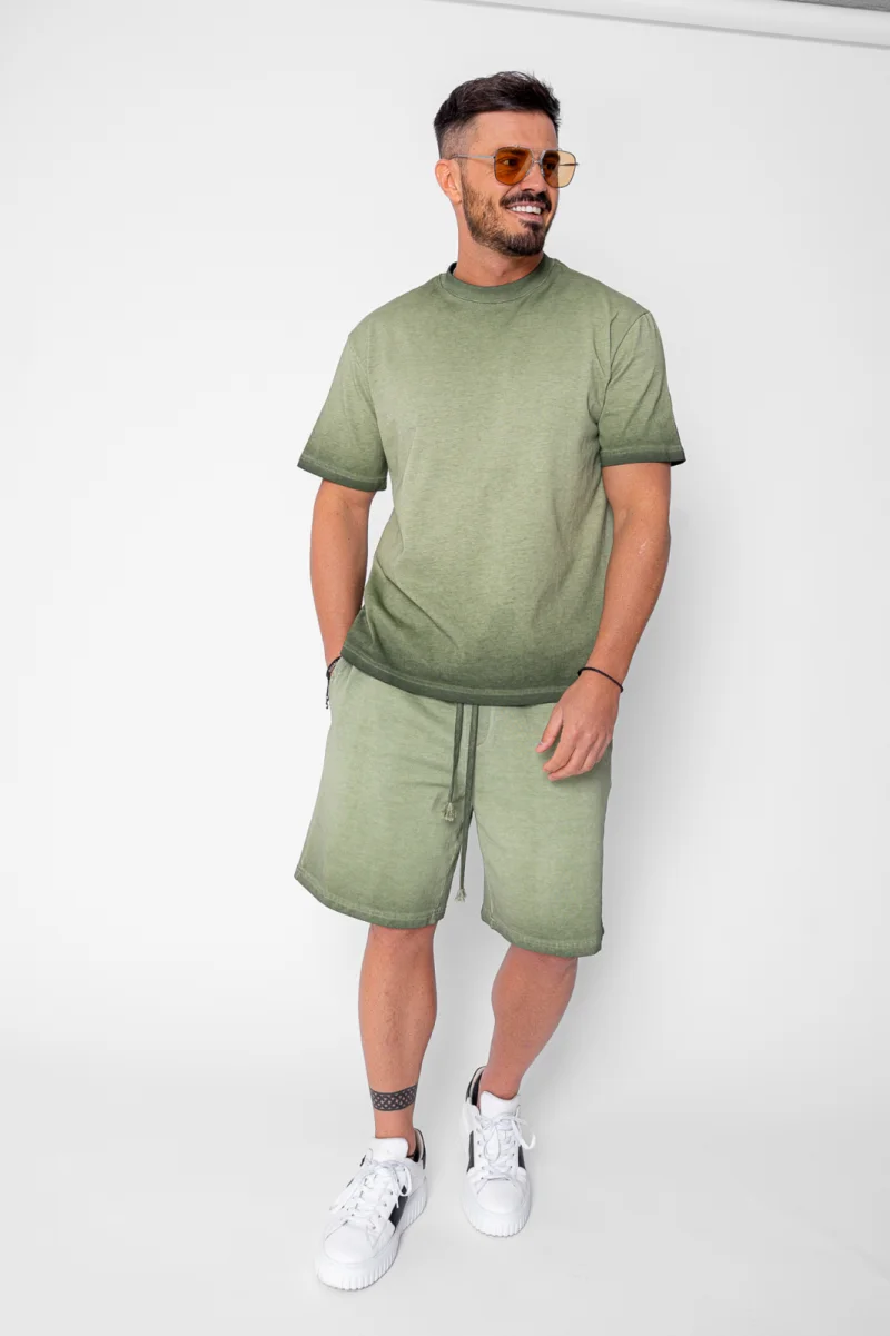 Set Urban tricou si pantalon scurt cu efect prespalat Olive