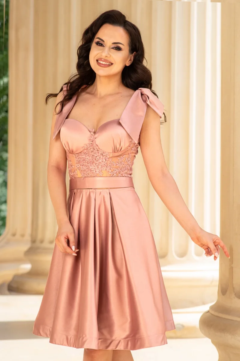 Rochie de ocazie roz in clos Aylin cu dantela si fundite pe umeri