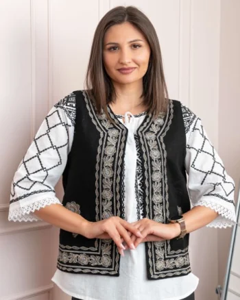 Vesta traditionala neagra cu broderie florala aurie Mihaela