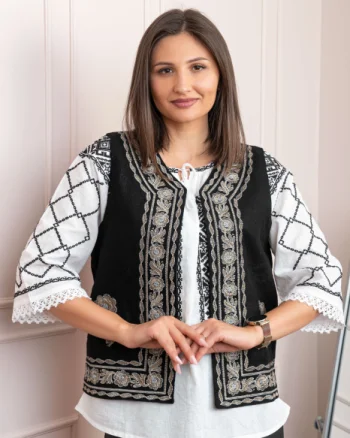 Vesta traditionala neagra cu broderie florala aurie Mihaela