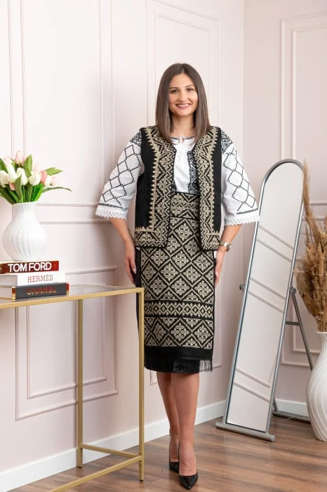 Catrinta traditionala neagra cu broderie geometrica aurie Dorina