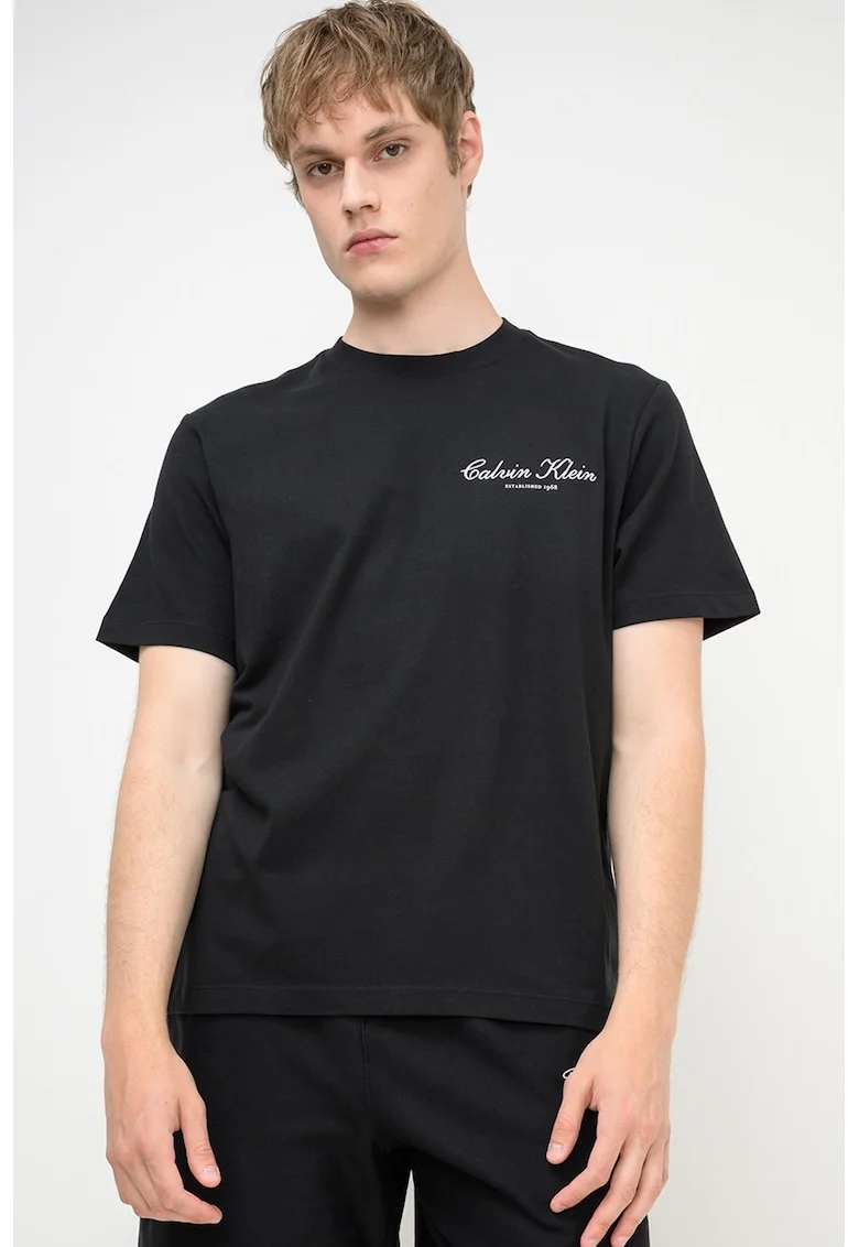 Tricou cu decolteu la baza gatului si logo brodat discret, Negru
