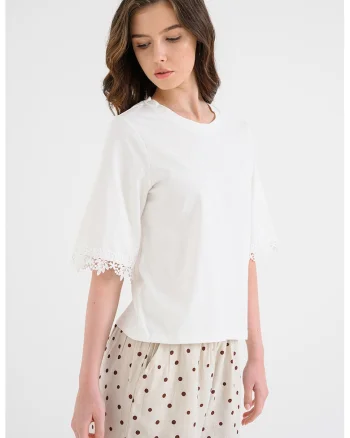 Tricou lejer din bumbac organic cu garnituri din dantela Lyla, Alb murdar