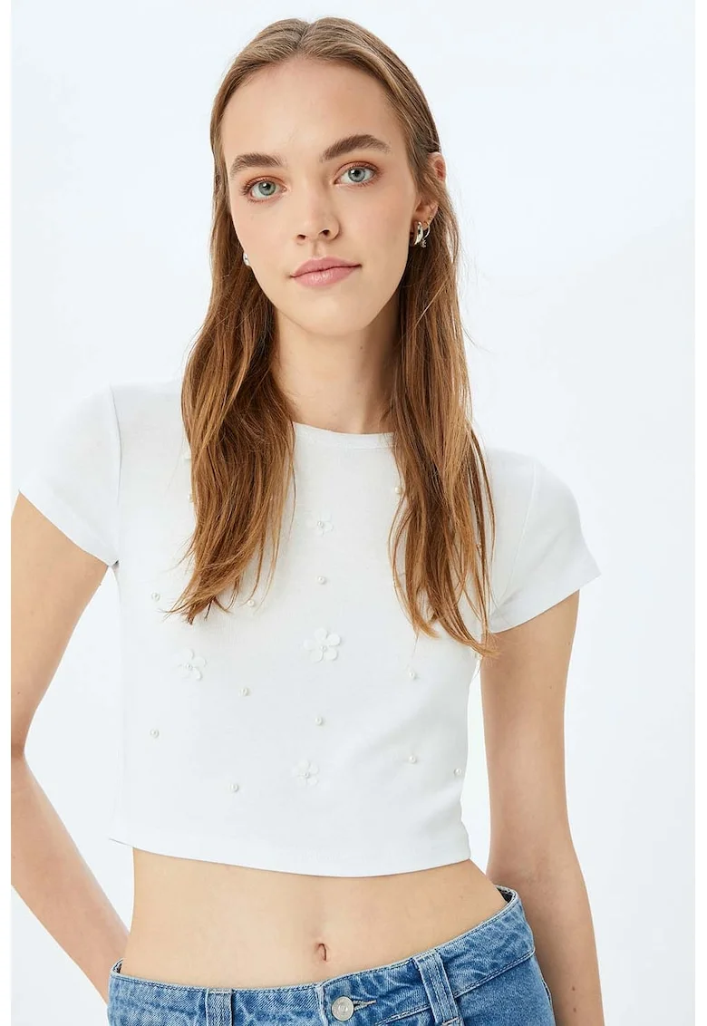 Tricou crop cu aplicatii cu model floral, Alb