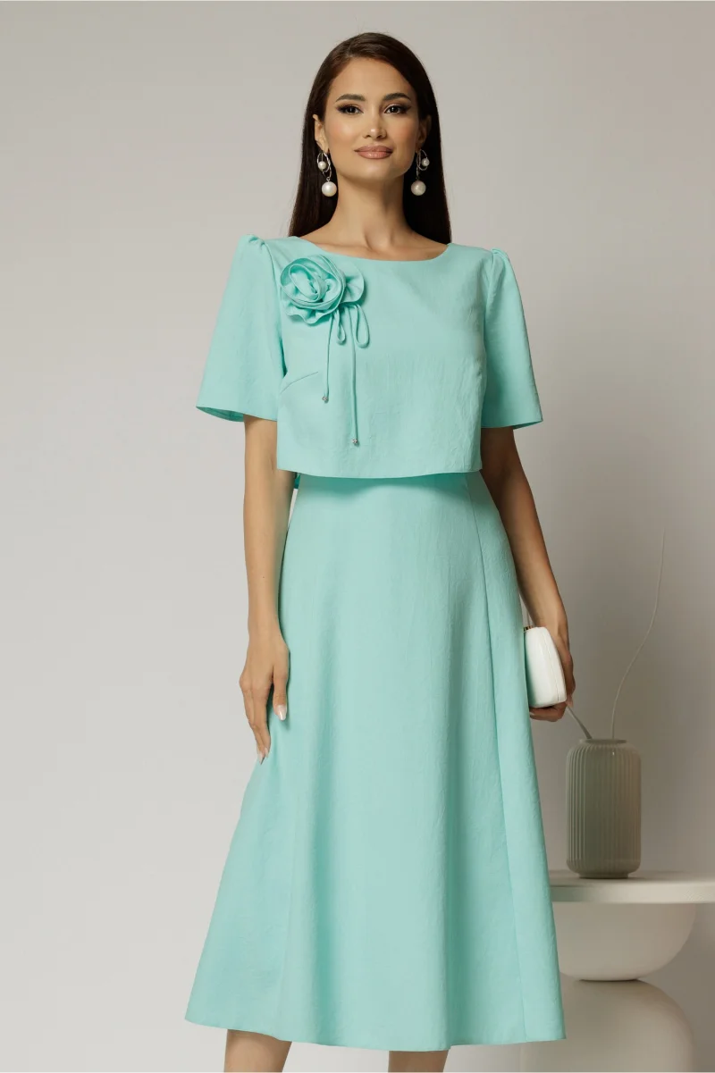 Rochie midi verde menta de zi cu detaliu amplu floral la bust