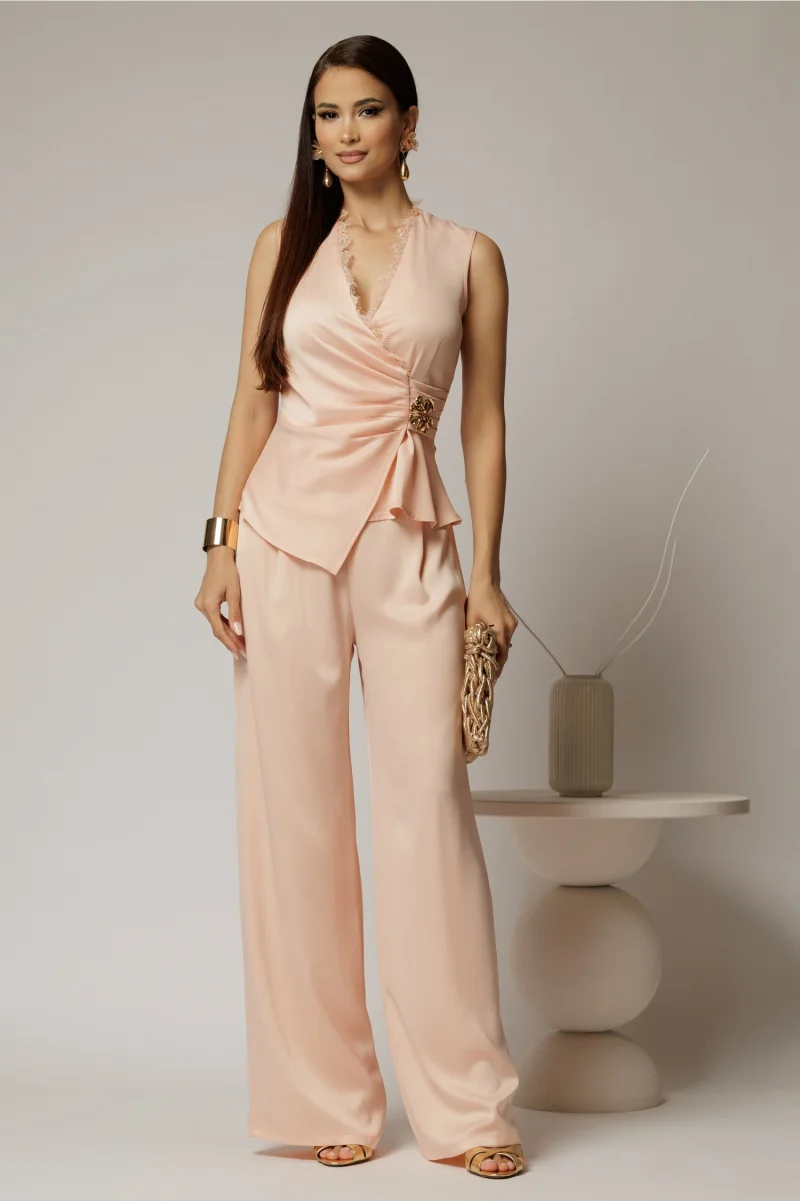 Compleu dama roz din satin cu bluza cu dantela la decolteu si pantaloni