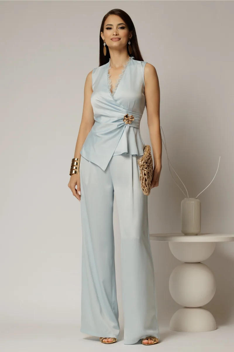 Compleu dama bleu din satin cu bluza cu dantela la decolteu si pantaloni