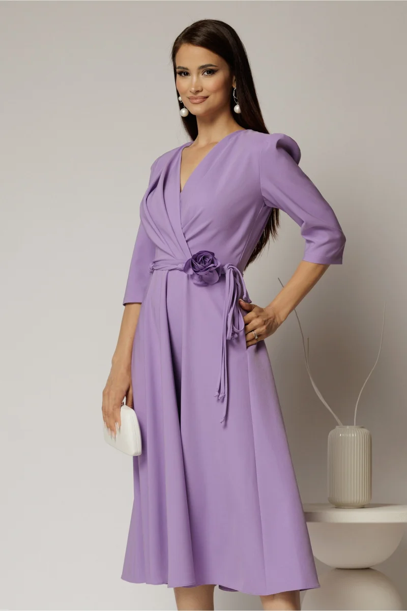 Rochie midi lila din stofa in clos cu floare in talie