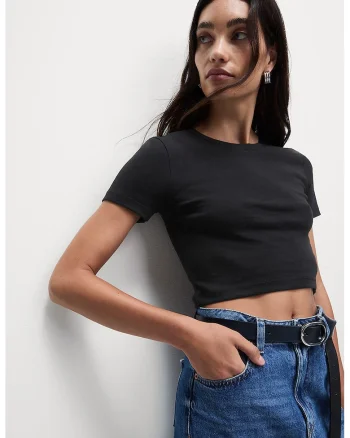 Tricou crop cu decolteu la baza gatului, Negru