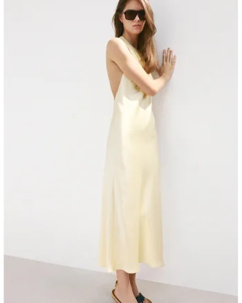 Rochie lunga de satin cu un cordon rasucit pe spate, Galben pal
