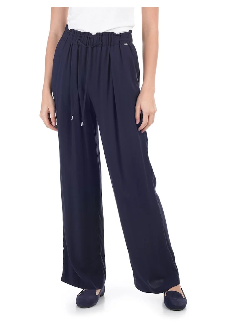 Pantaloni cu croiala ampla si snur