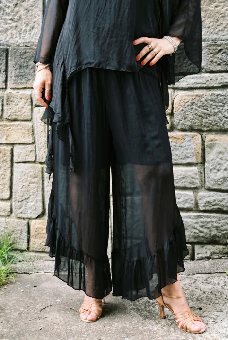 pantaloni dama eleganti din matase si vascoza cu volan la baza si dublura scurta, negri