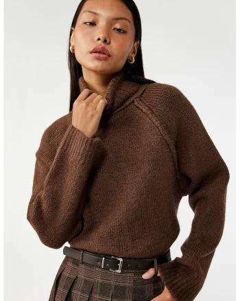 Pulover cu maneci raglan si guler inalt, Maro