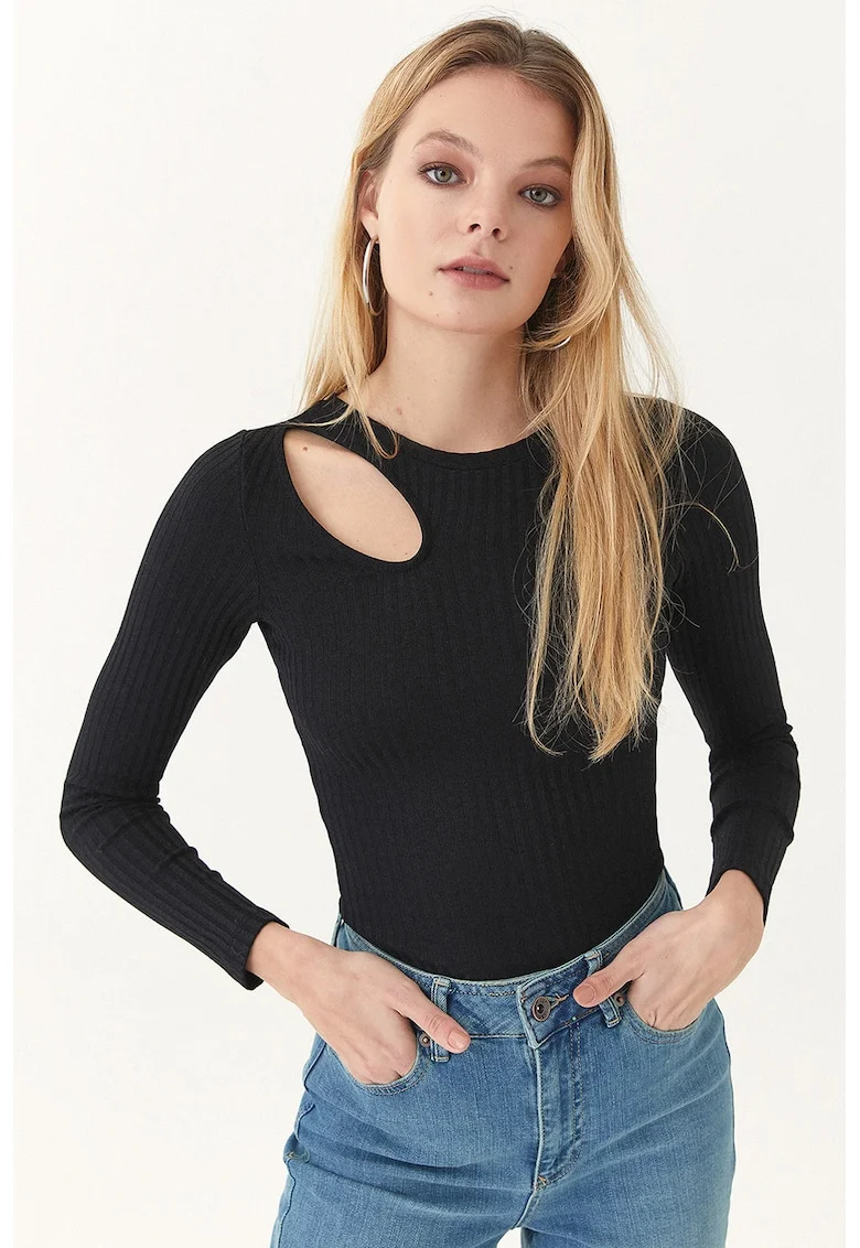 Pulover cu decupaj, Negru