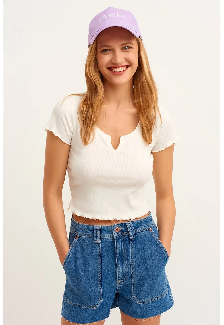 Tricou crop cu model uni Pevnewyak, Alb