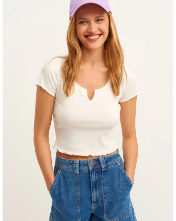 Tricou crop cu model uni Pevnewyak, Alb
