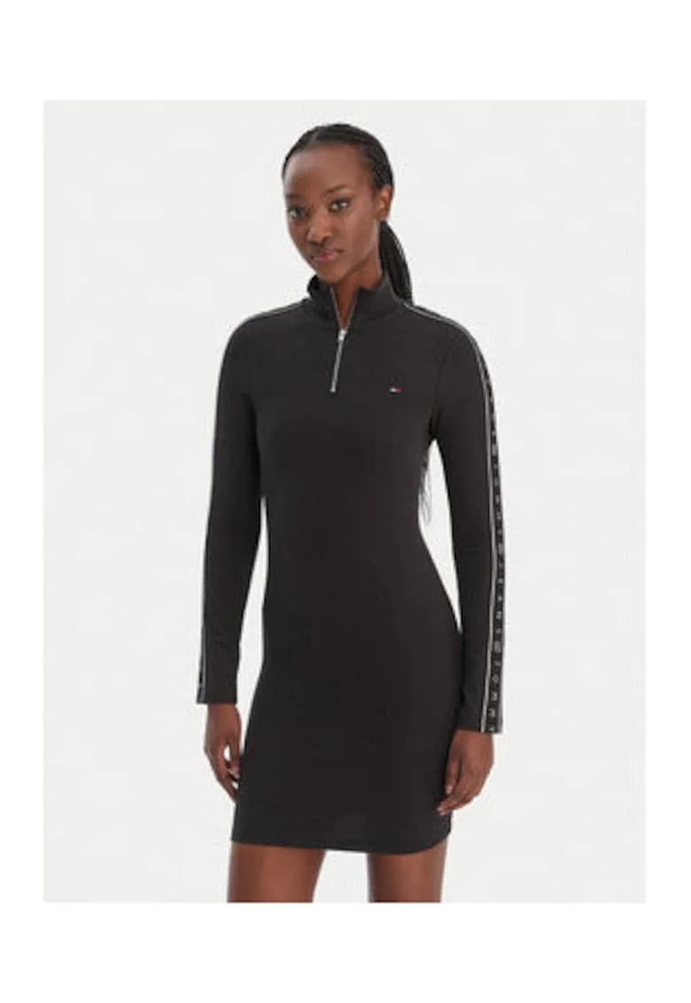 Rochie scurta cambrata cu guler inalt