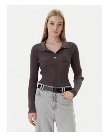 Pulover slim fit cu guler ascutit si decupaj in v