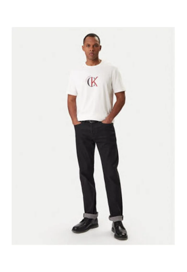 Tricou cu decolteu la baza gatului si model logo