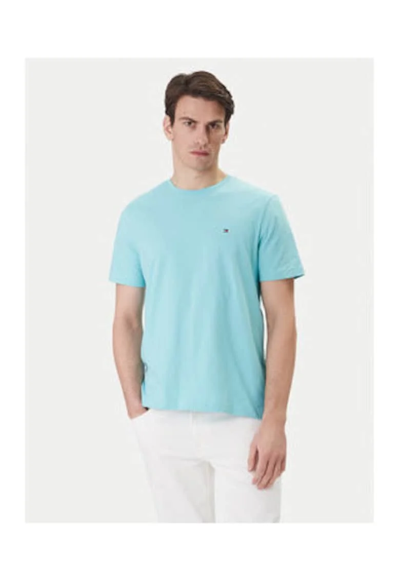 Tricou cu decolteu la baza gatului,
