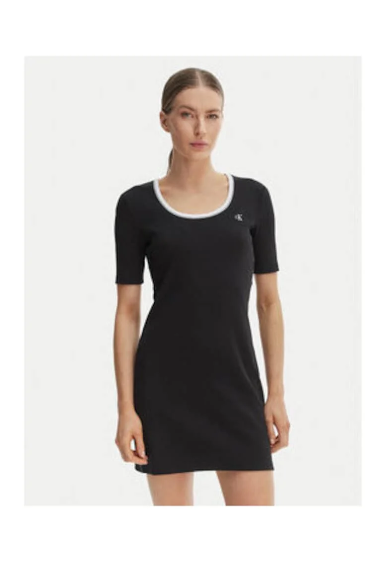 Rochie cambrata scurta cu decupaj la spate