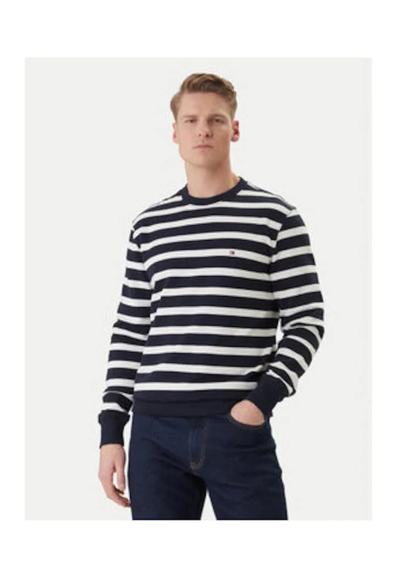 Bluza cu dungi si decolteu la baza gatului,