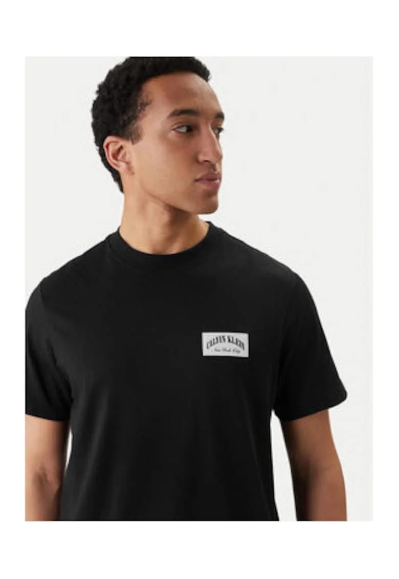 Tricou cu decolteu la baza gatului cu logo print