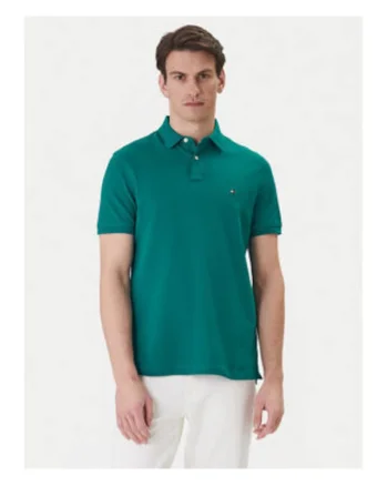 Tricou polo cu logo discret.
