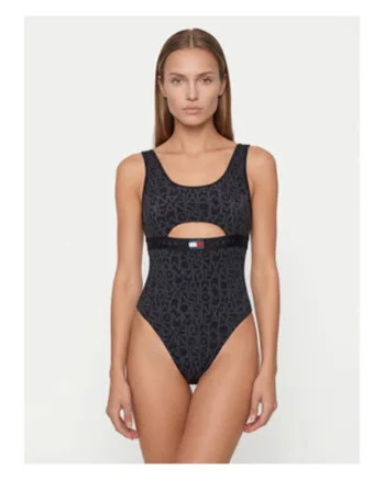 Costum de baie intreg cu model si detaliu taiat,