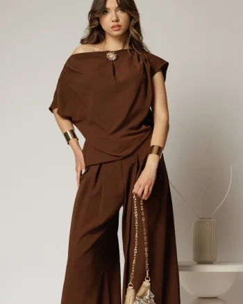 Bluza dama maro cu croi lejer si brosa fixa la decolteu