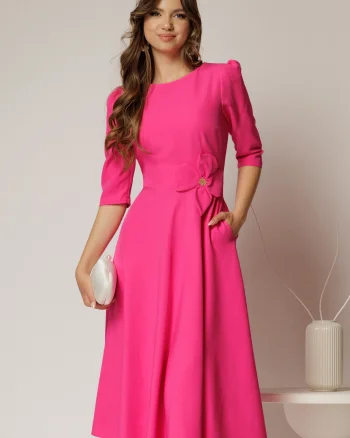Rochie midi fucsia din stofa in clos cu floare in talie